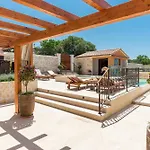 Ij Dvori Villa *