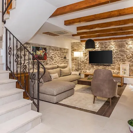 Vila Ij Dvori Skradin