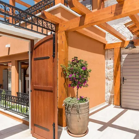 Vila Ij Dvori Skradin